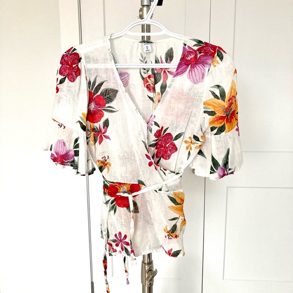 Wrap-Around Short Sleeve Floral Blouse - Linen - XS - Picture 2 of 9